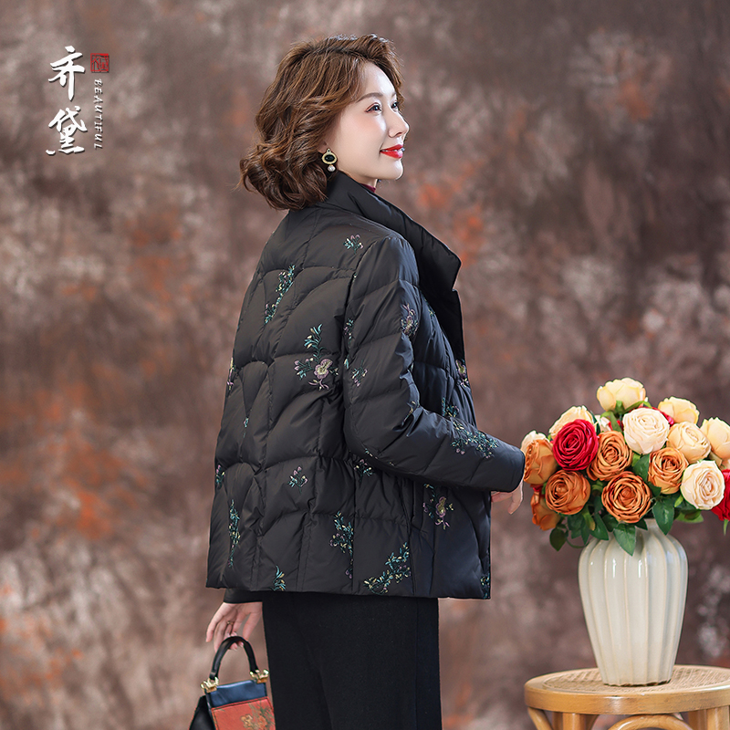中年妈妈羽绒服女2025年新款冬装刺绣白鸭绒黑色短款加厚保暖外套
