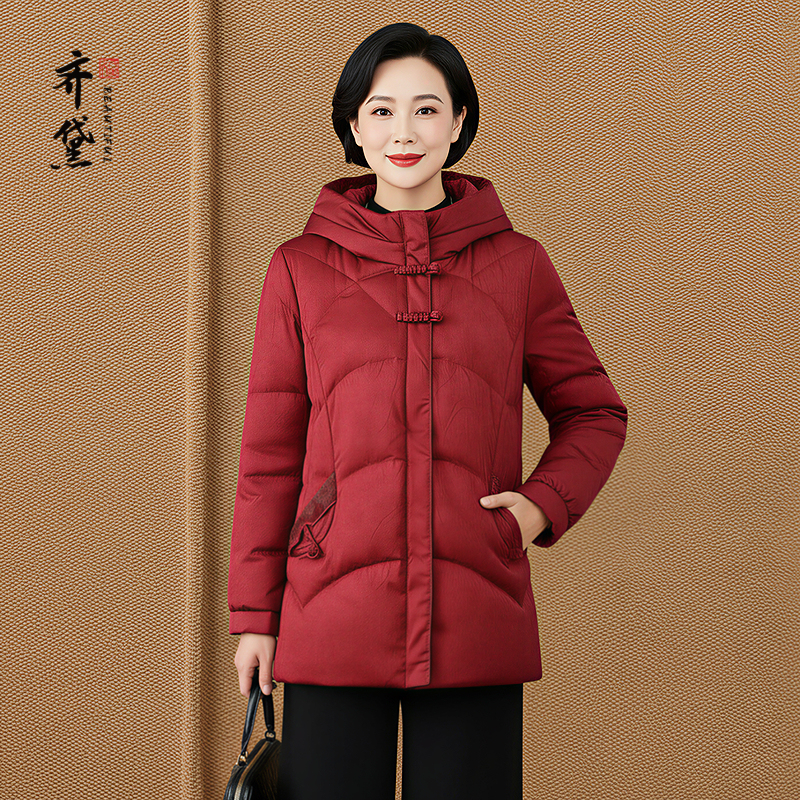 红色贵气新中式羽绒服女2025冬新款复古盘扣连帽加厚妈妈冬天外套