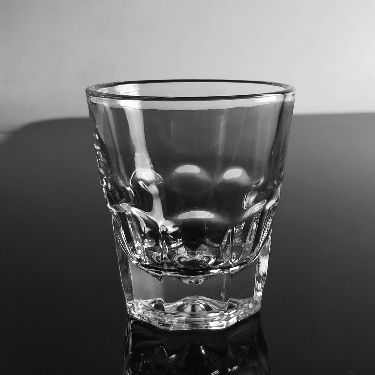 促销机压140ml高白料厚底八角烈酒杯透明玻璃茶杯现货一件代发
