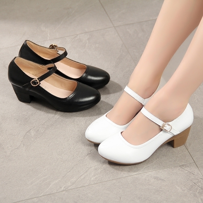 5cm舒适真皮中跟单鞋一字扣模特