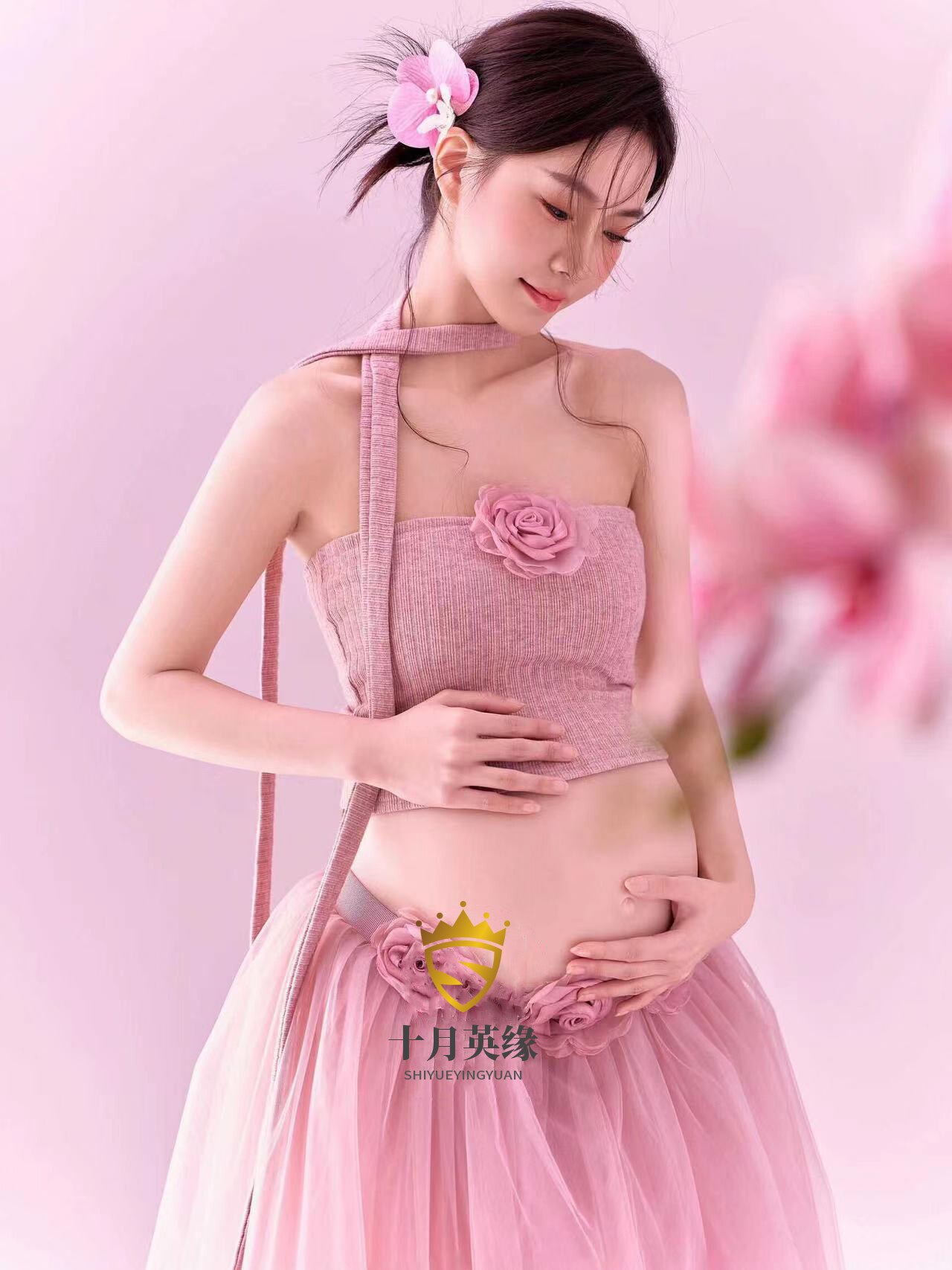 임산부가 사진을 찍을 수 있는 새로운 사진 스튜디오 옷 아름답고 장난스럽고 귀여운 임산부 엄마 임산부가 집에서 사진을 찍을 수 있는 신선한 옷