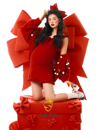 孕妇照服装新年红色情侣夫妻