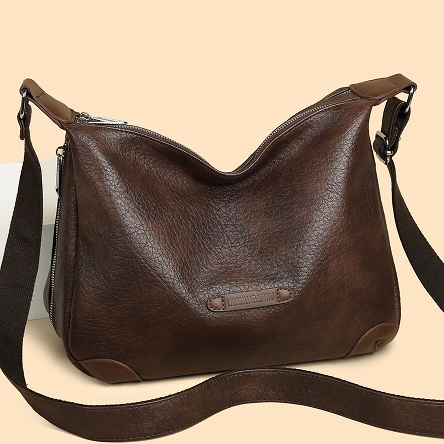 品牌真皮斜挎包女包2026新款大包单肩包妈妈包女大容量饺子包百搭