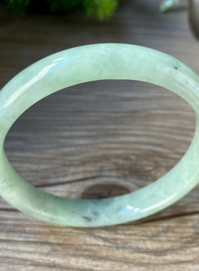 天然a货翡翠手镯61mm淡绿色特大号飘花带证书天然缅甸玉镯子0582