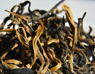 云南易武曼松老树晒红茶蜜香野生红茶250g青花罐礼盒装