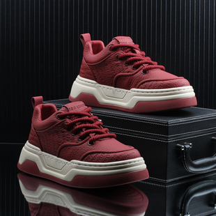 高级感潮牌时尚百搭红色休闲板鞋男款2025冬季新款小白鞋增高男鞋