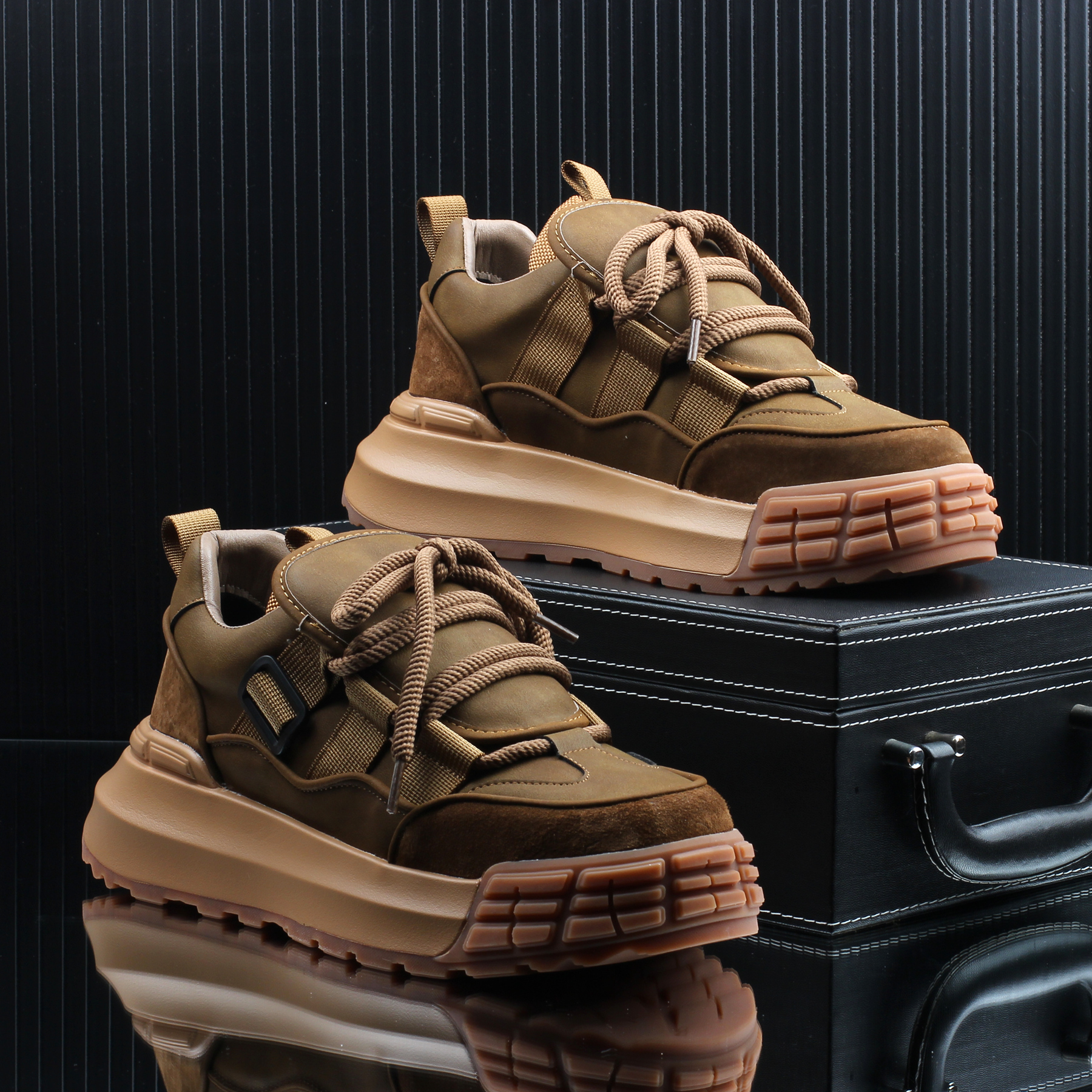 2025冬季新款厚底增高休闲板鞋男