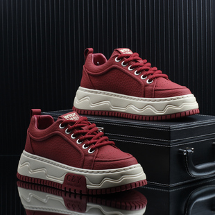 高级感潮牌时尚百搭红色休闲板鞋男款2026春季新款软底增高男鞋子
