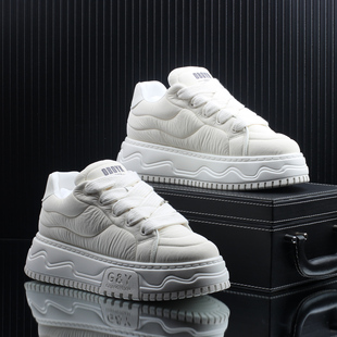高级感潮牌时尚百搭潮流休闲板鞋男款小白鞋2025冬季新款增高男鞋