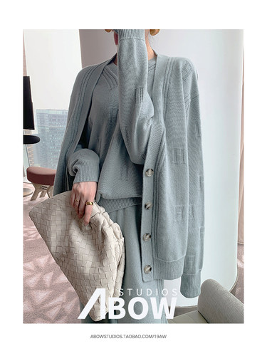 Abow100澳毛字母提花登机毛衣