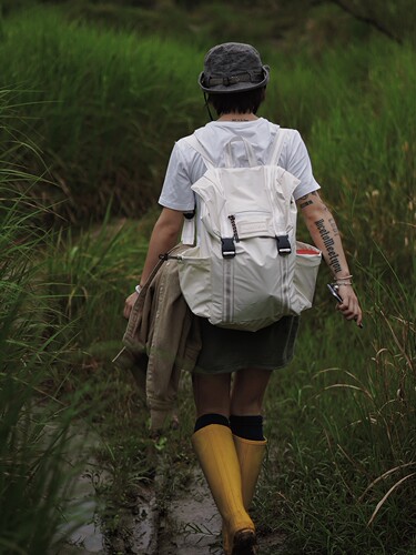 休闲运动户外轻量化双肩背包防水