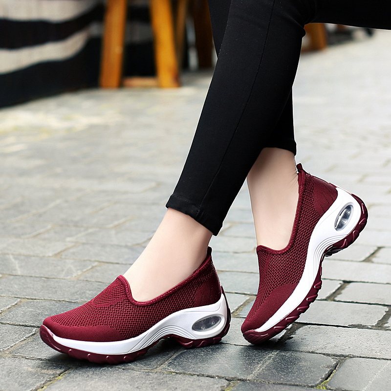 红色旅游鞋妈妈款红鞋女士小红鞋红色女式运动老北京布鞋胖脚宽脚