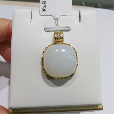 天然和田玉18k金镶白玉吊坠