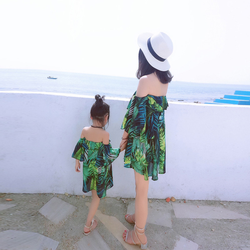 亲子装2023夏装新款潮母女装洋气沙滩裙荷叶边喇叭袖一字领连衣裙