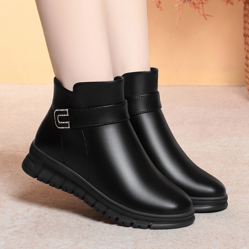 2025年真皮年软皮平底妈妈棉鞋舒适冬季新款加绒保暖羊毛短靴女鞋