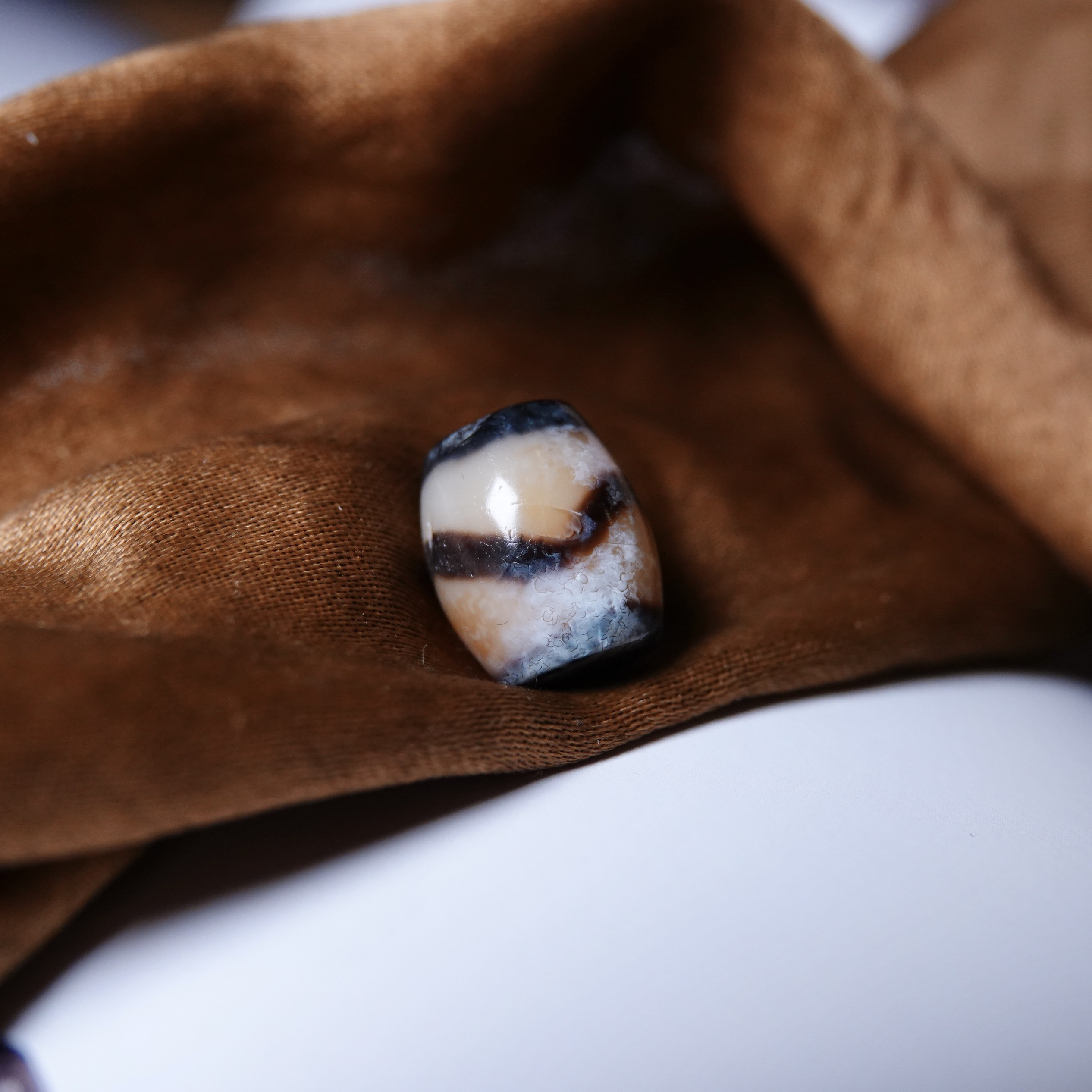 开门千年带皮牙黄玛瑙措施黑白虎牙天珠文玩念珠手链顶珠锁骨链