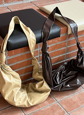 纸牛皮牛角包褶皱纸感牛皮斜挎包中性简约设计师款轻便慵懒风男女