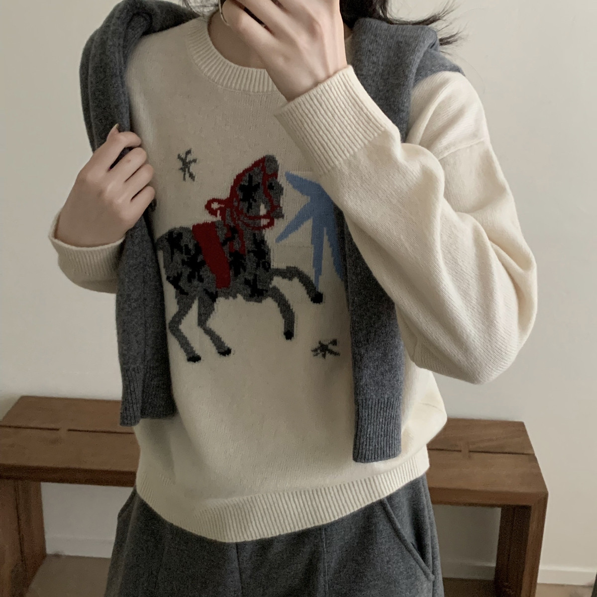 MUUTIS牧缇-爱减龄提花小马圆领全羊毛针织衫(含100绵羊毛)GXB622