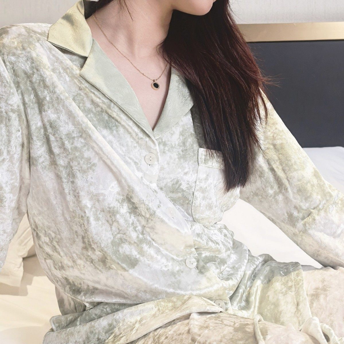 新款女睡衣金丝绒绿矾印花长袖秋冬大牌奢华冰丝拼接高级感家居服