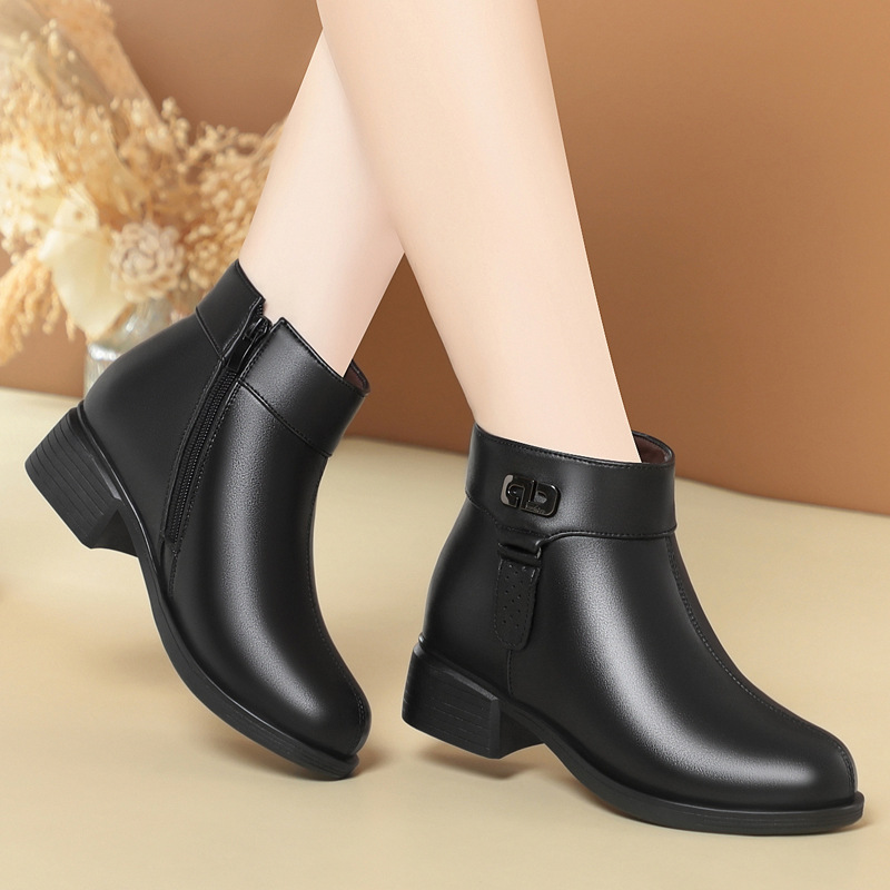 妈妈鞋冬加绒保暖短靴不累脚休闲真皮中老年平底皮鞋中跟软底女鞋