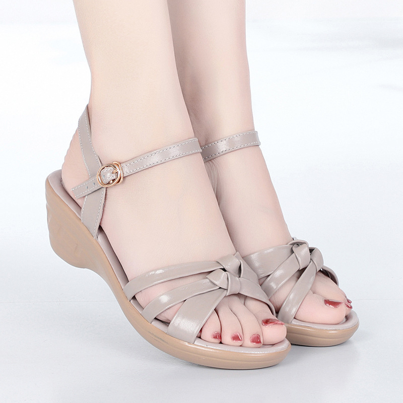 夏季鞋平底坡跟软皮软底舒适防滑鞋中年妈妈大码凉鞋一件代发