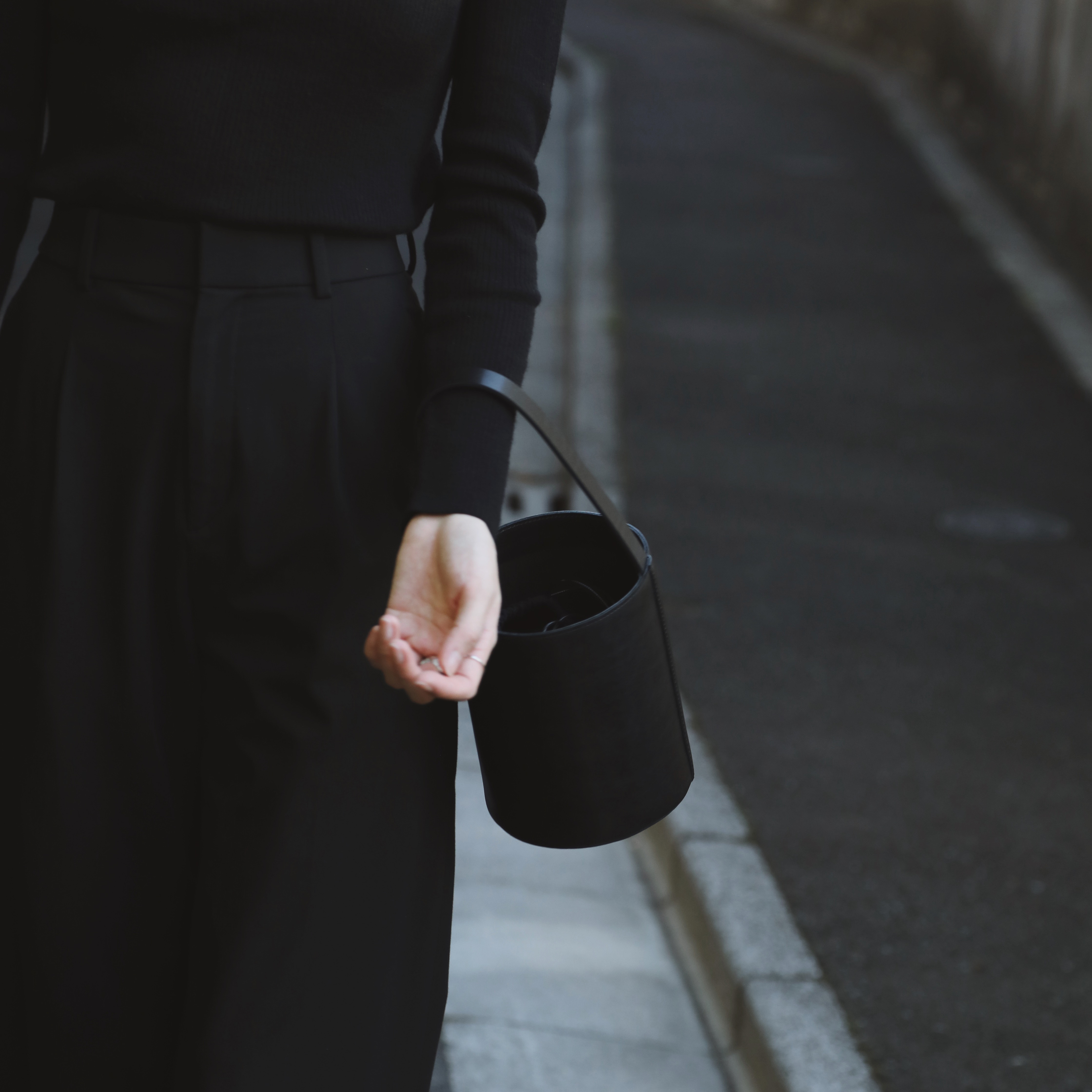 joydivision牛皮手提水桶包