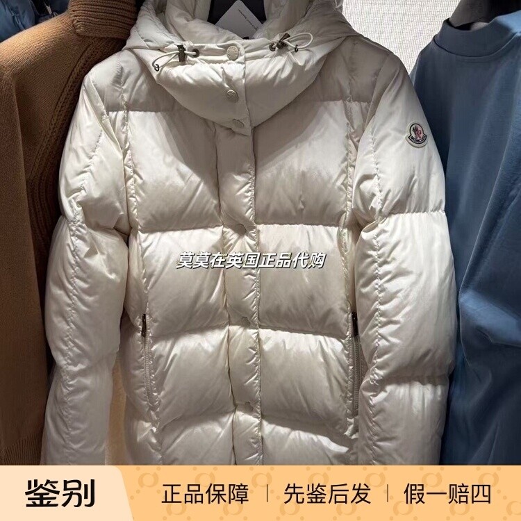 方形绗缝白色连帽长款羽绒服