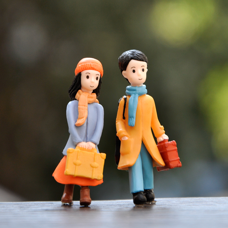 新品向左走向右走人偶摆件男孩女孩出游情侣微景观桌面蛋糕装饰品
