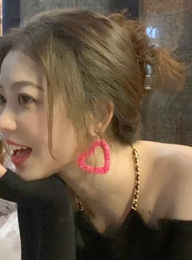 简约夸张蹦迪显白芭比粉爱心耳钉