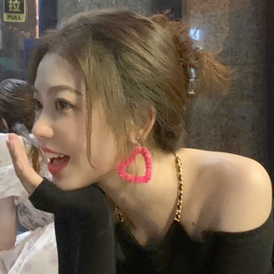 简约夸张蹦迪显白芭比粉爱心耳钉