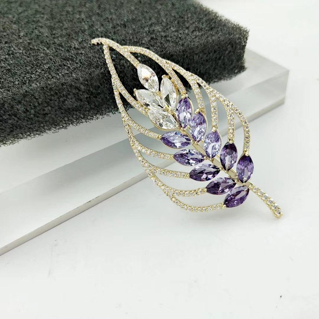 新光时尚胸针女士叶子胸花别针扣大气仿水晶日韩国气质衣服配饰品