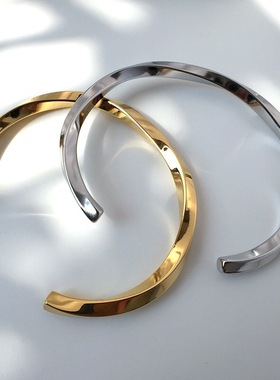 钛钢金色简大方约扭转开口手镯女