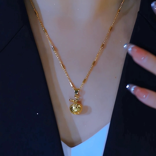 平平安安_金色苹果吊坠项链女2026新款轻奢气质百搭毛衣链配饰品