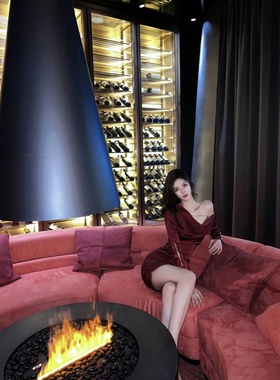 纯欲风红色钻链露肩性感连衣裙女装秋季新款小众轻奢缎面礼服裙子