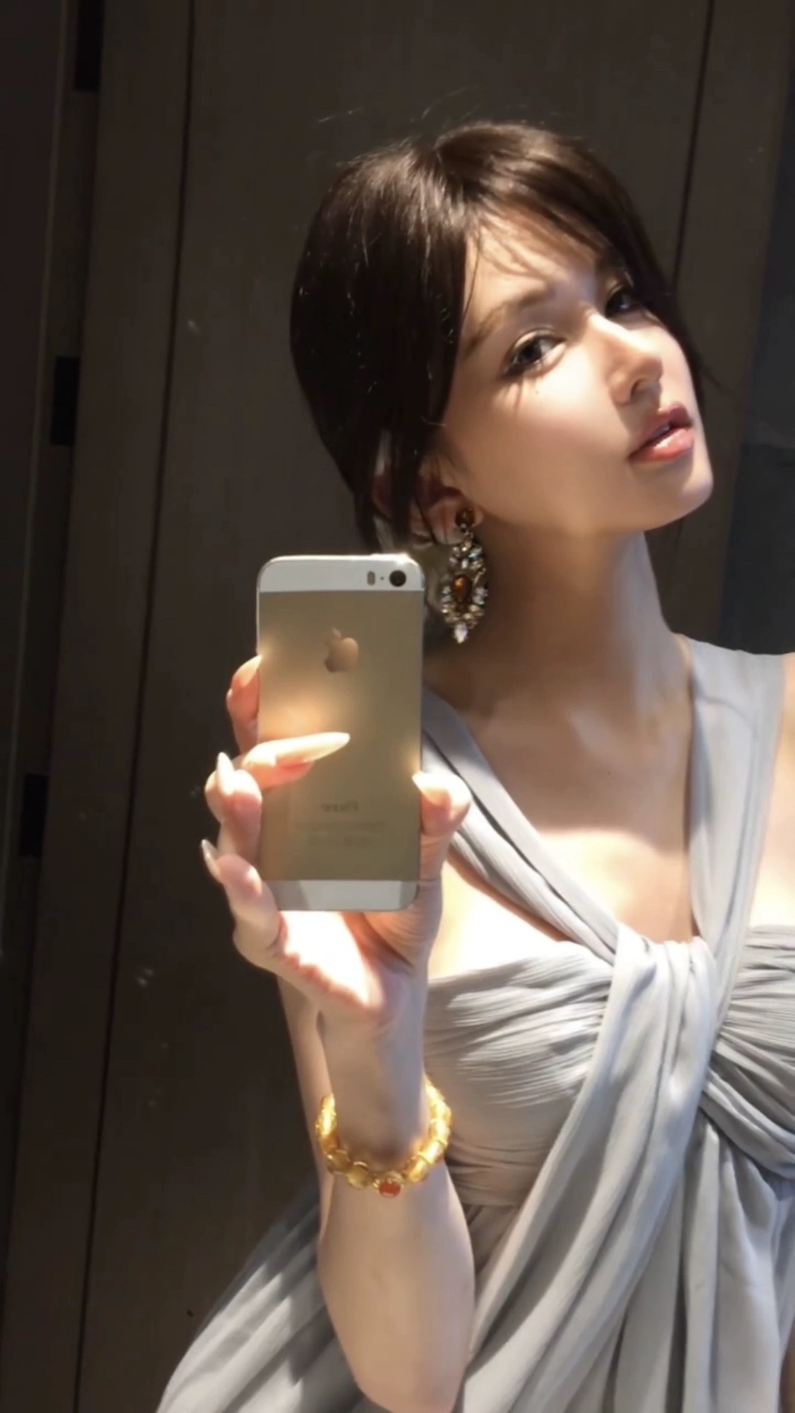 *bgm一响 氛围感拉满*古早莫兰迪灰色白色千金重工褶皱挂脖连衣裙