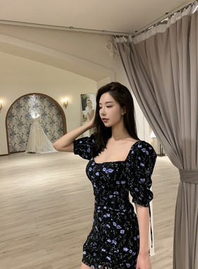 2020女人气质赫本风黑色女泡泡袖方领显瘦抽绳碎花裙温柔风连衣裙