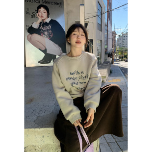 一三良品小个子 加厚加绒宽松休闲圆领套头字母卫衣女冬短款上衣