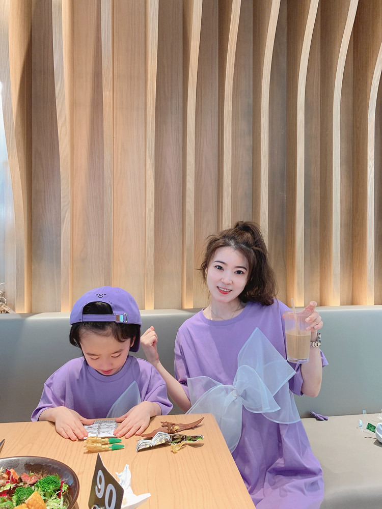 2023년 여름 세 가족을 위한 부모-자식 복장 순면 느슨한 캐주얼 반팔 어머니-자식 복장 보라색 서양식 티셔츠 드레스 유행