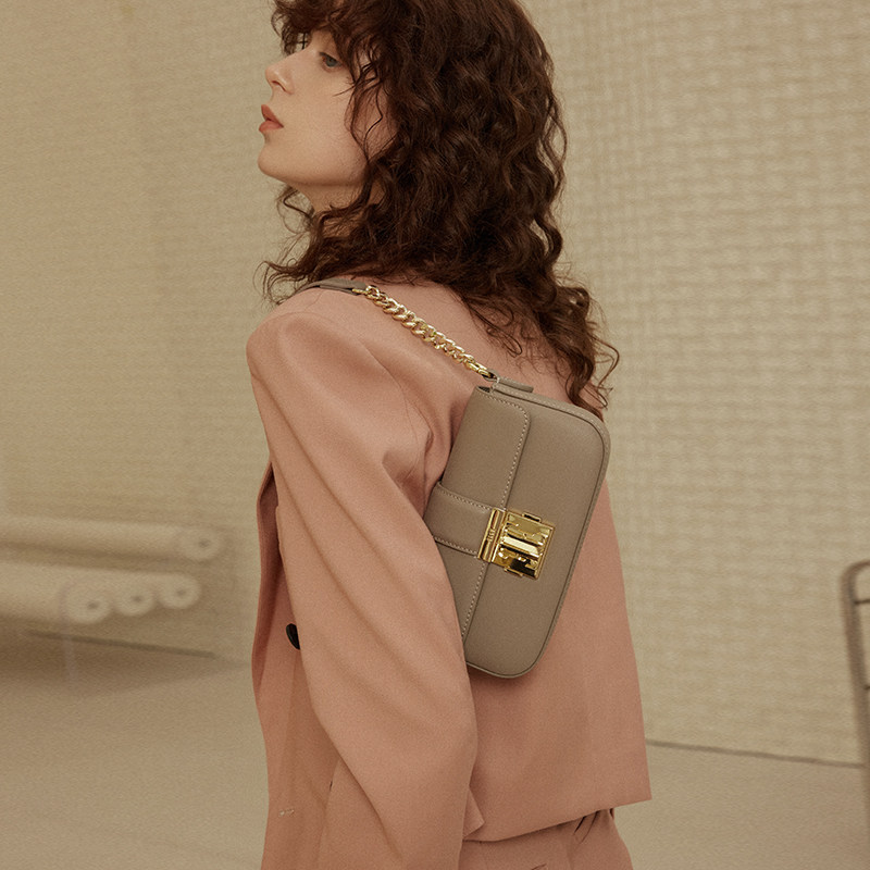 38节礼物ELLE女包红色链条小方包鳄鱼纹牛皮女士腋下斜挎真皮包包