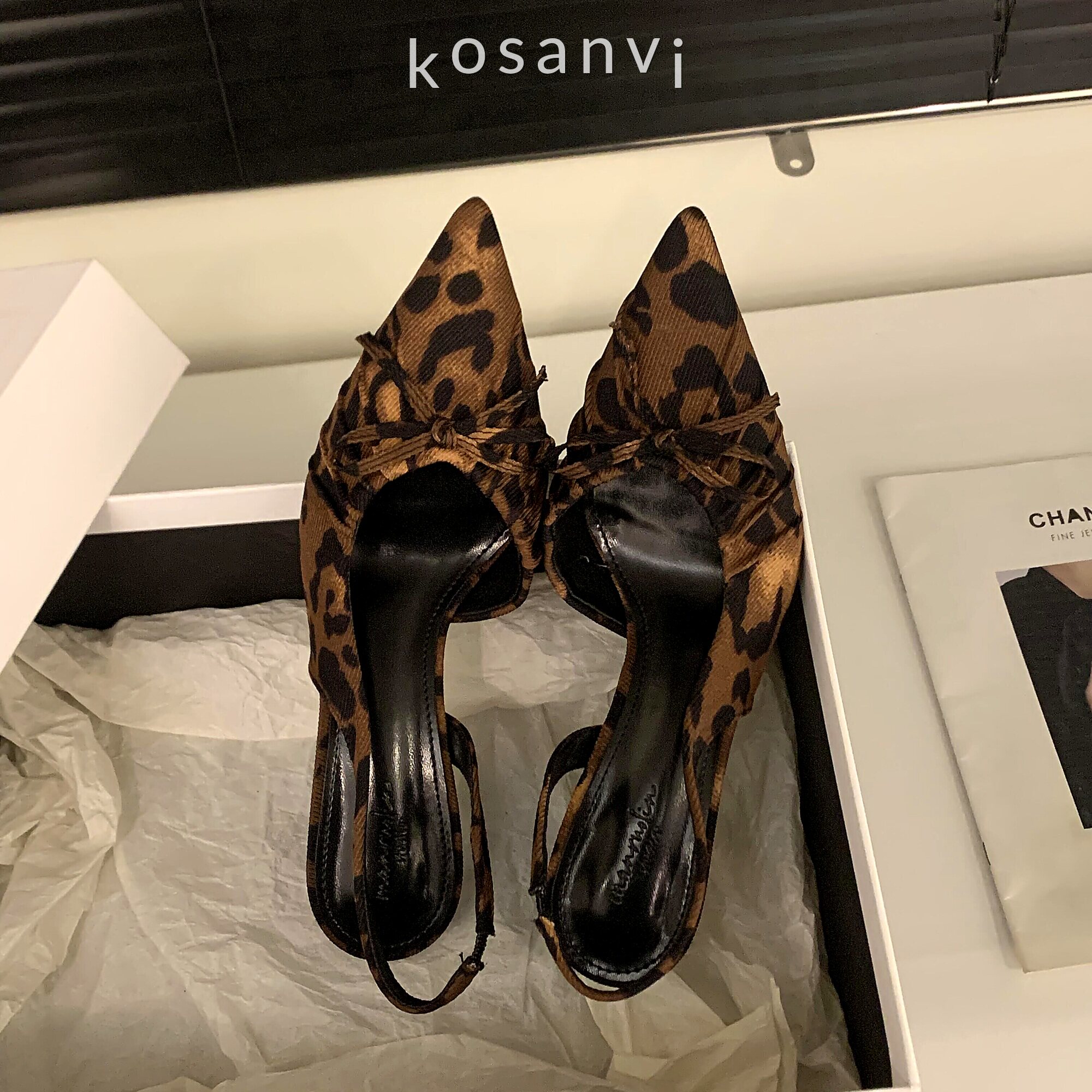 Kosanvi夏季新款豹纹包头蝴蝶结尖头侧空系带猫跟性感气质高跟鞋