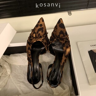 Kosanvi夏季新款豹纹包头蝴蝶结尖头侧空系带猫跟性感气质高跟鞋