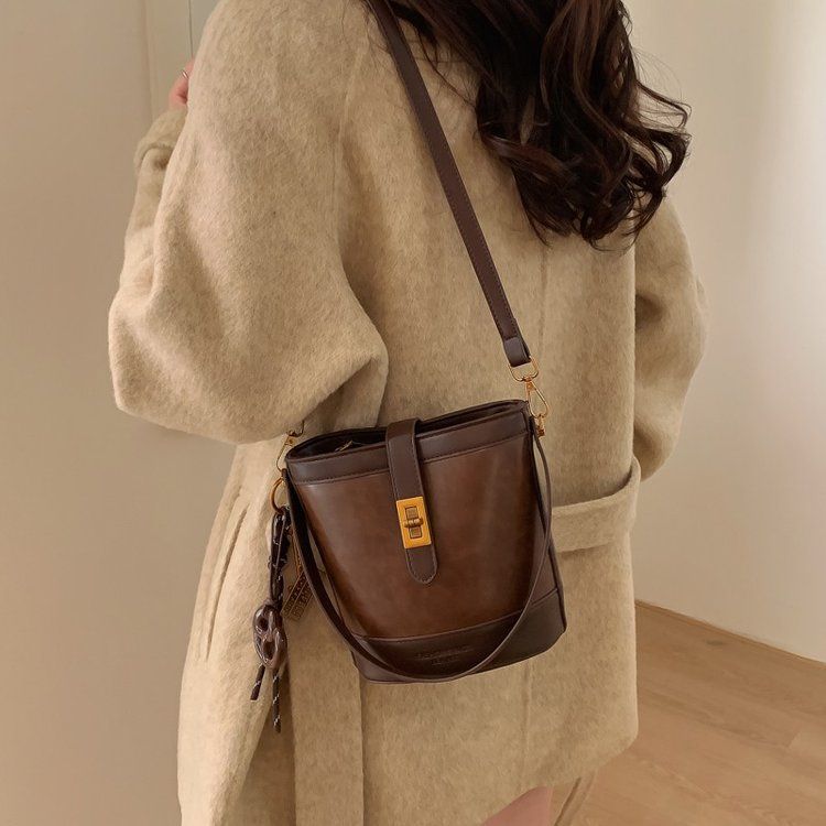 秋冬复古手提包包女2025新款时尚百搭单肩斜挎包高级感水桶包6020