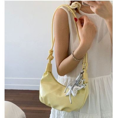 包包轻奢小众高级感配裙子不撞款小个子时尚百搭饺子包牛角包新款