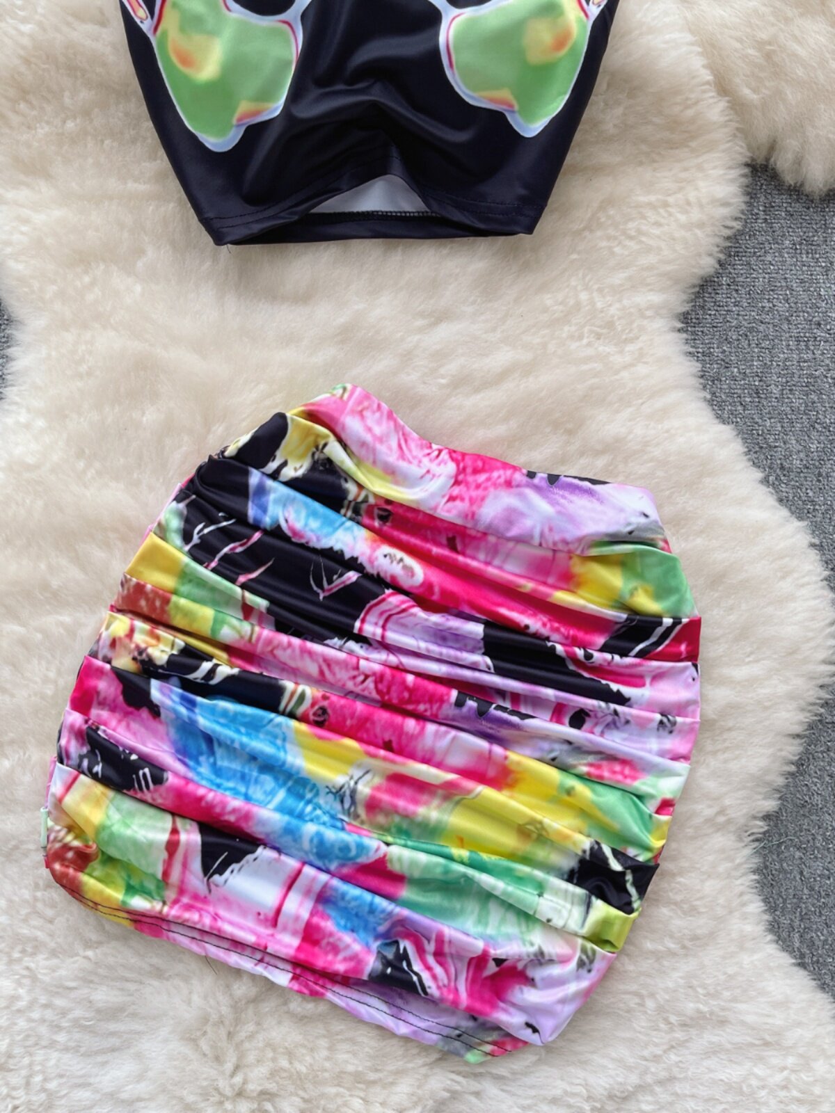 유럽과 미국의 INS 패션 핫 걸 슈트 여성 프랑스 민소매 홀터넥 넥 프린트 탑 + 플리츠 힙 스커트 투피스 세트