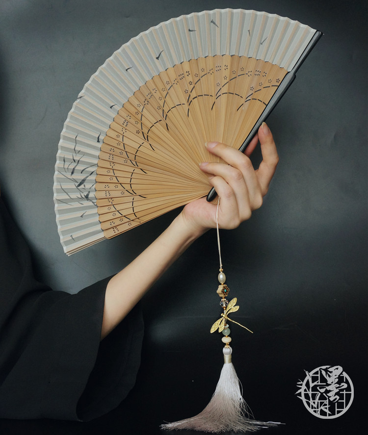 MOYUGE FENG NONG 신제품 오리지널 골동품 스타일 중공 잠자리 춤 부채 대나무 팬 술 HANFU