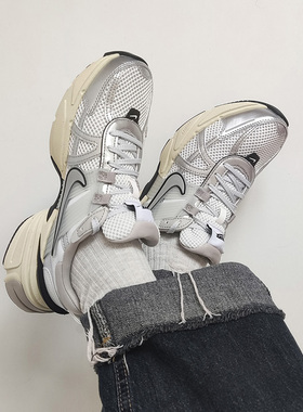 Nike耐克V2K Run女子白银网面透气轻便休闲跑步鞋FD0736-100-003