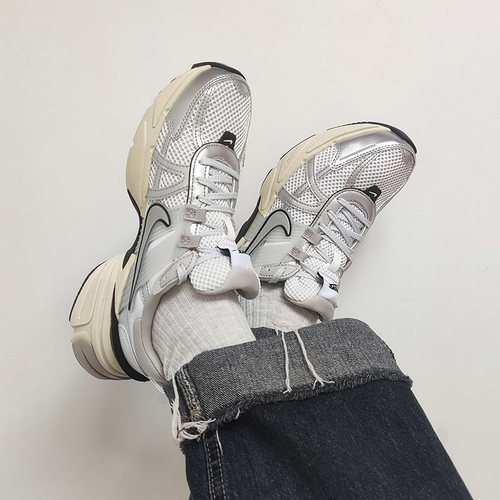 Nike低帮休闲女子跑步鞋减震轻便