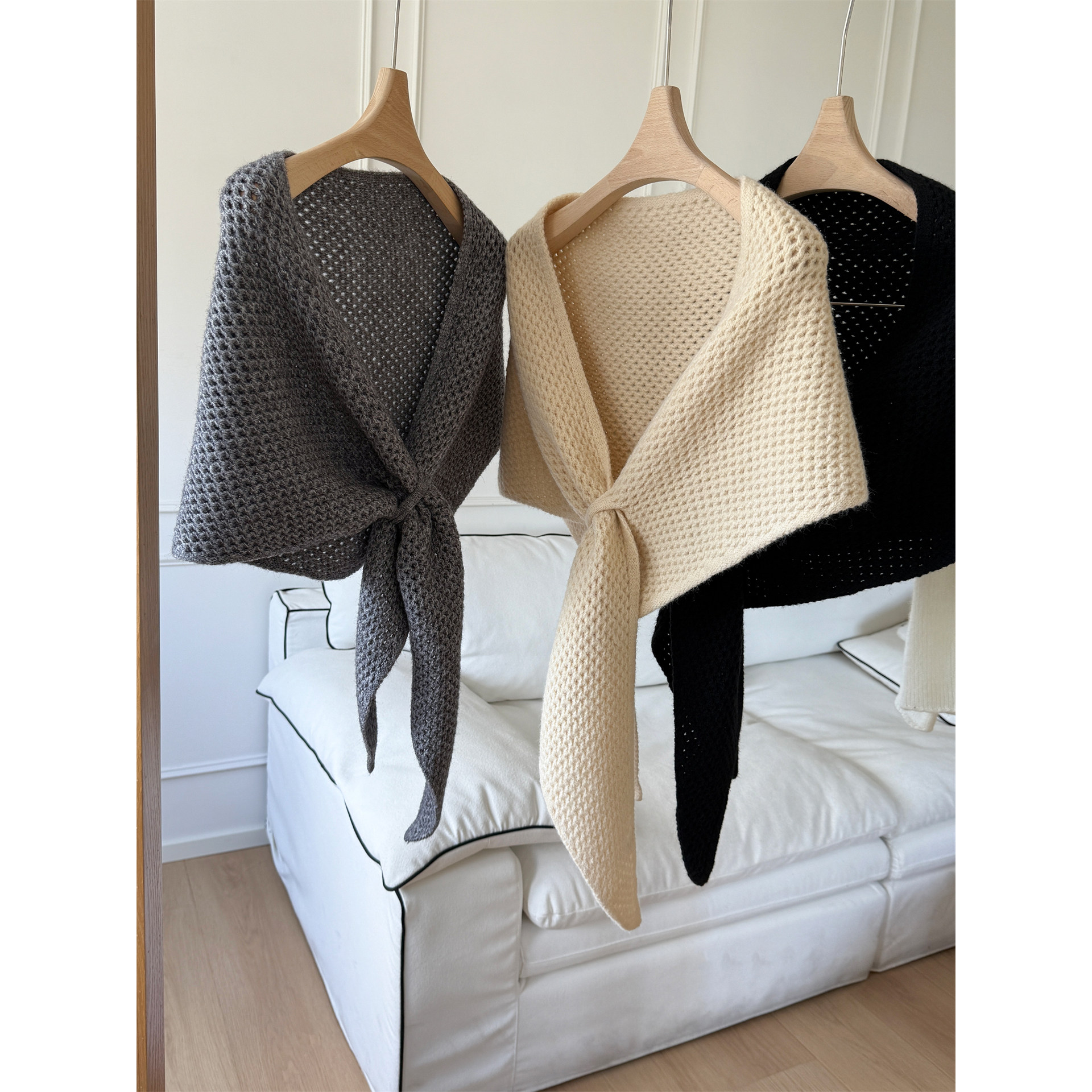 加大韩版针织毛线镂空三角披肩女秋冬外搭保暖护颈椎百搭小坎肩