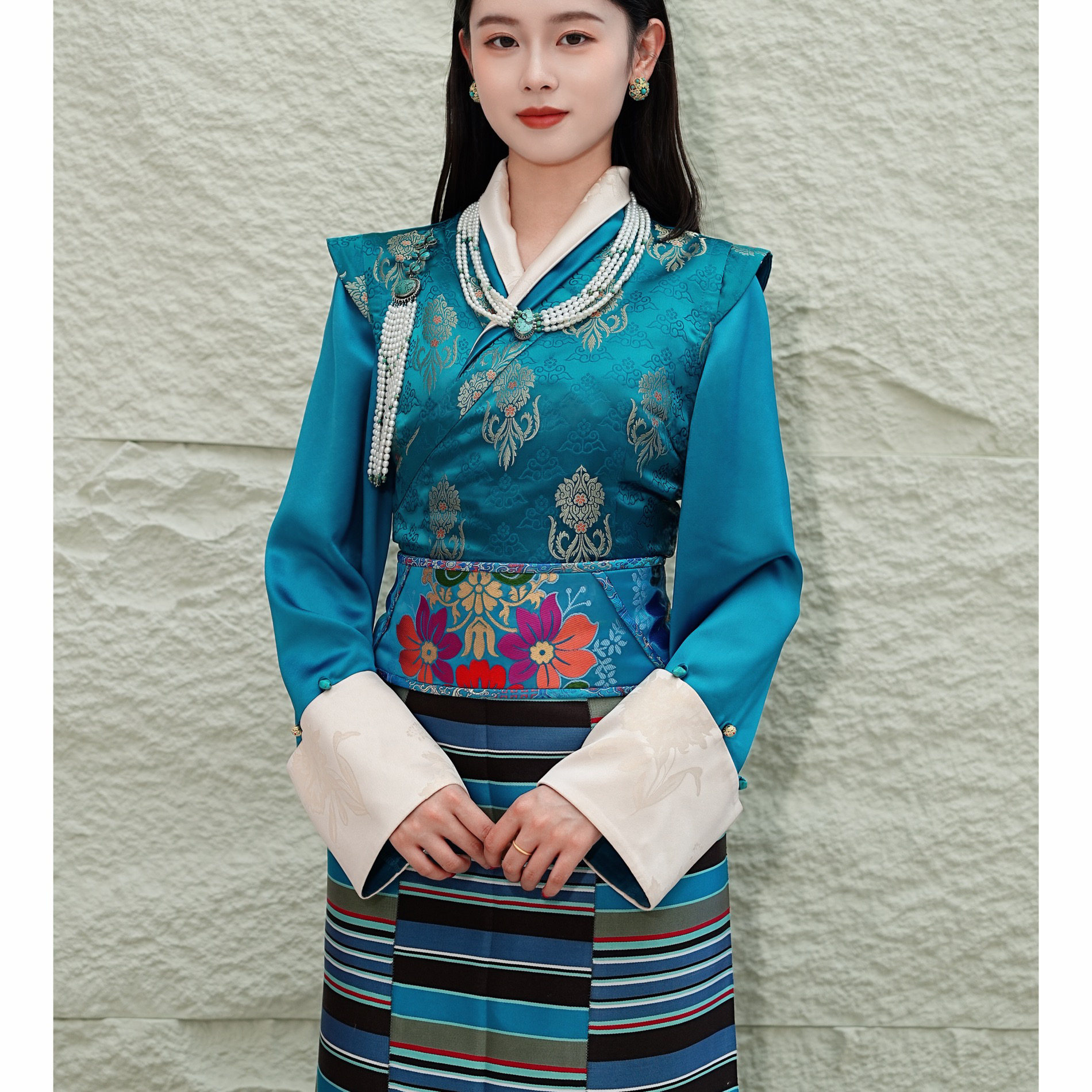 【雍嘉娜】复古孔雀蓝西藏服女士藏装精美花纹人丝织锦缎显瘦贵气