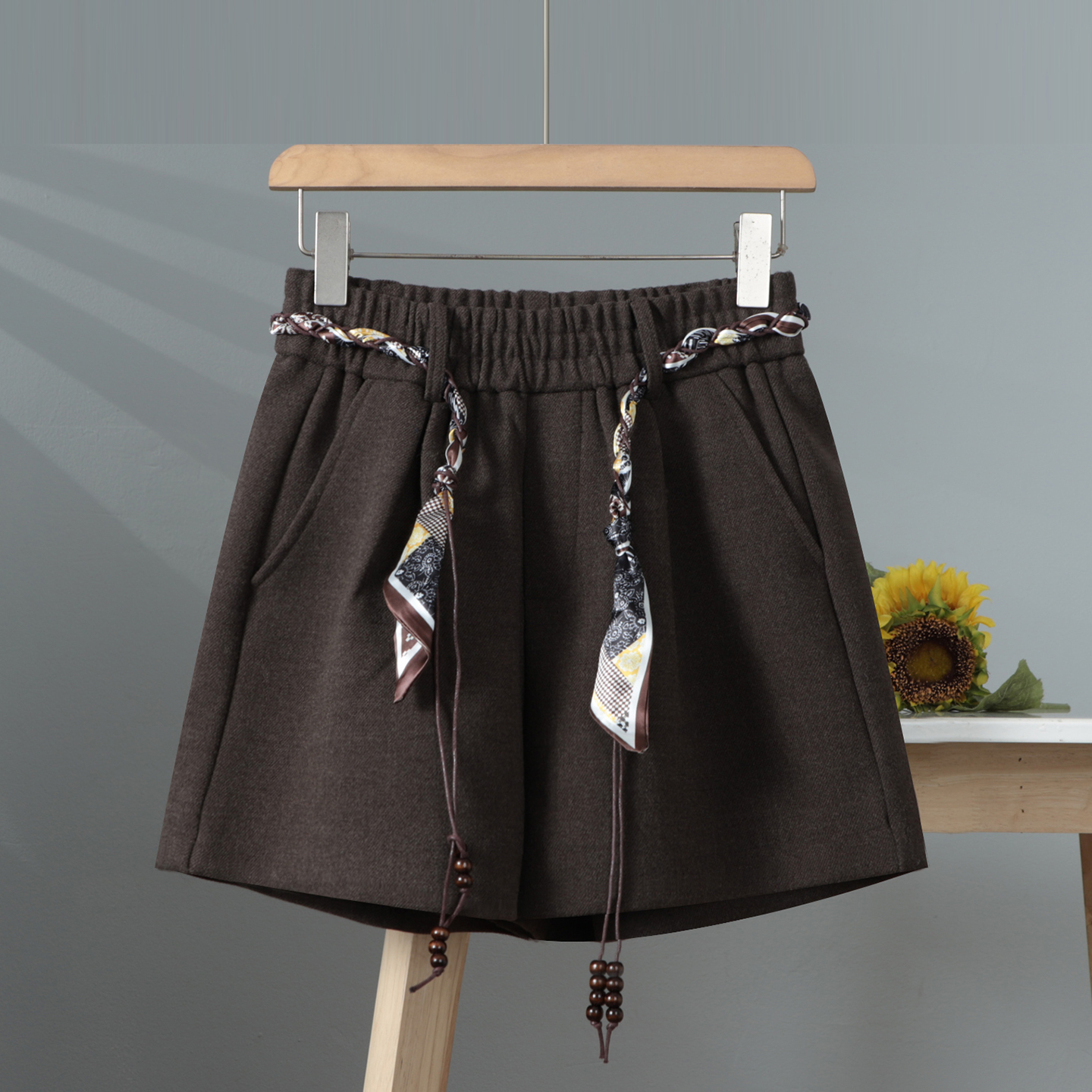 高级感毛呢短裤女秋冬设计感丝巾